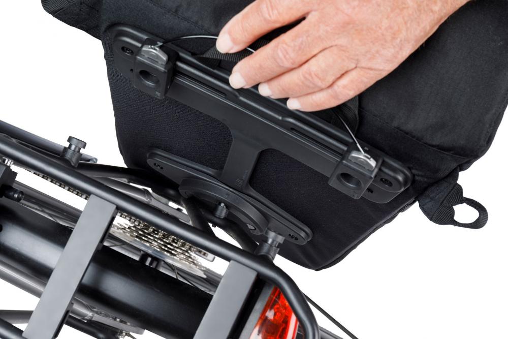 Basil Move Einzelpacktasche MIK Studs 15 Liter - schwarze Einzeltasche mit Laptopfach & Regenhülle
