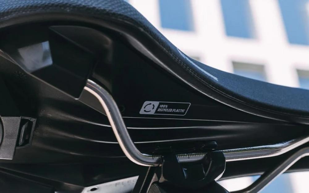 Schwarzer Selle Royal Lookin Evo Moderate Fahrradsattel mit "100% RECYCLED PLASTIC" Aufschrift. Komfortabel und nachhaltig.