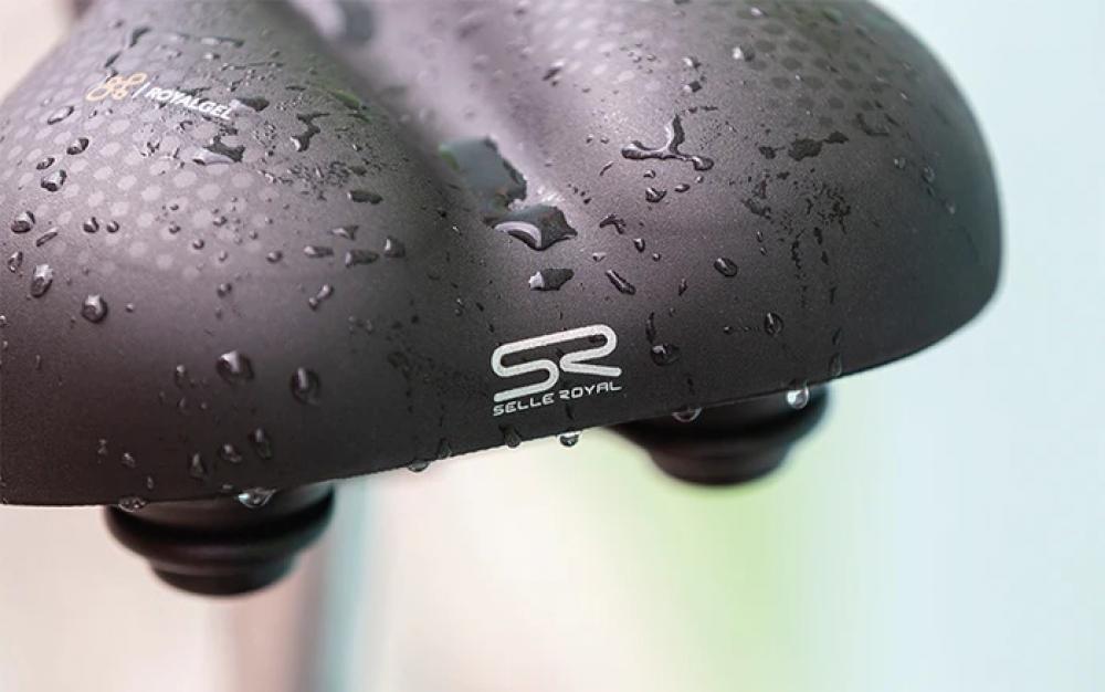 Komfortabler Selle Royal Avenue Moderate City-Fahrradsattel mit Royalgel-Polsterung, schwarz, mit Wassertropfen.
