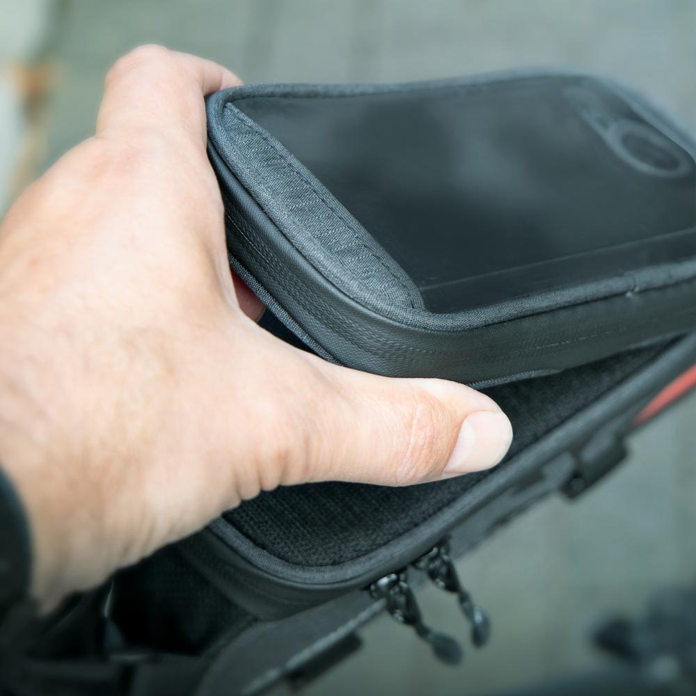 SKS Oberrohrtasche Traveller Smart schwarz - Wasserdichte Rahmentasche mit Touchscreen-kompatiblem Smartphone-Fach, 200x100x11mm, ideal für Trekking- und Rennräder