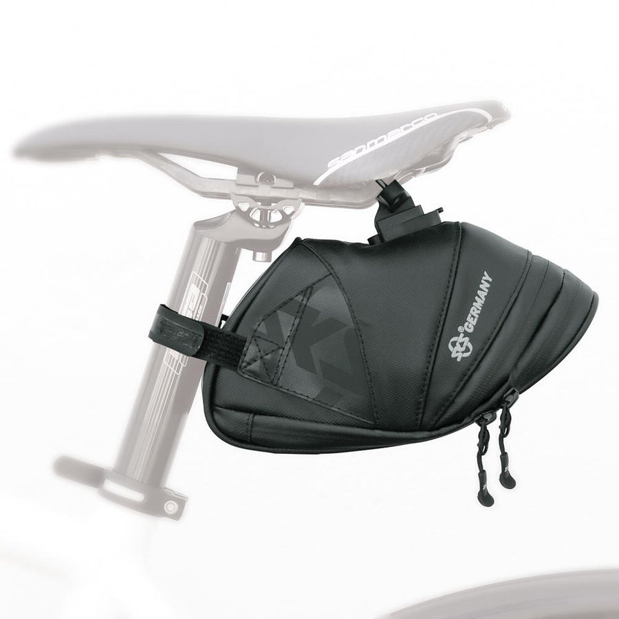 SKS Explorer Click Satteltasche 1,8L schwarz, wasserdicht, mit reflektierendem SKS Germany Logo am Fahrrad.