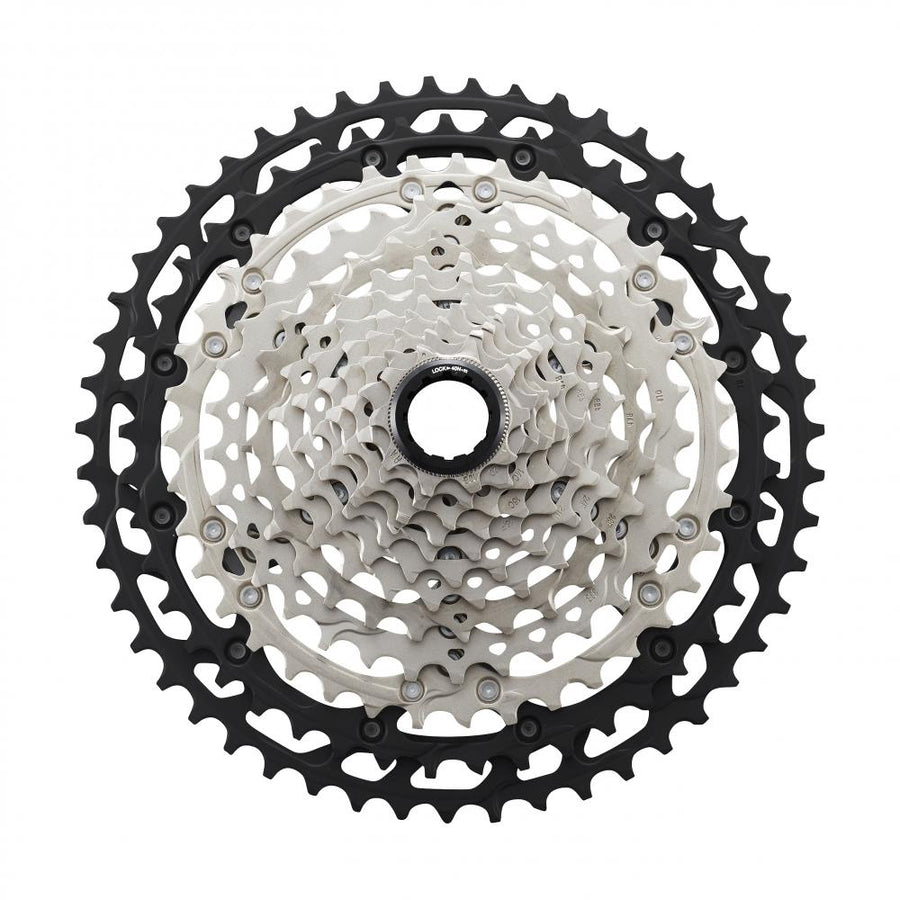 Shimano Deore XT CS-M8100 12-fach Kassette mit 10-51 Zähnen in Silber und Schwarz für präzise Schaltperformance.