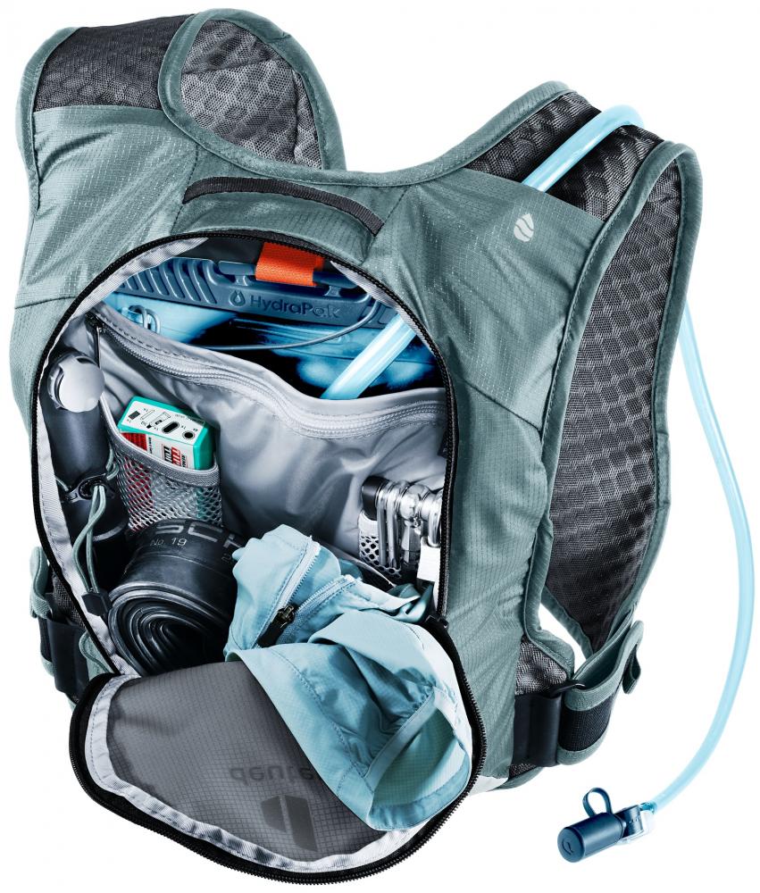 Deuter Rogla 5 Fahrradrucksack graphite-shale offen mit HydraPak Trinkblase und Zubehör für lange Bike-Ausfahrten.