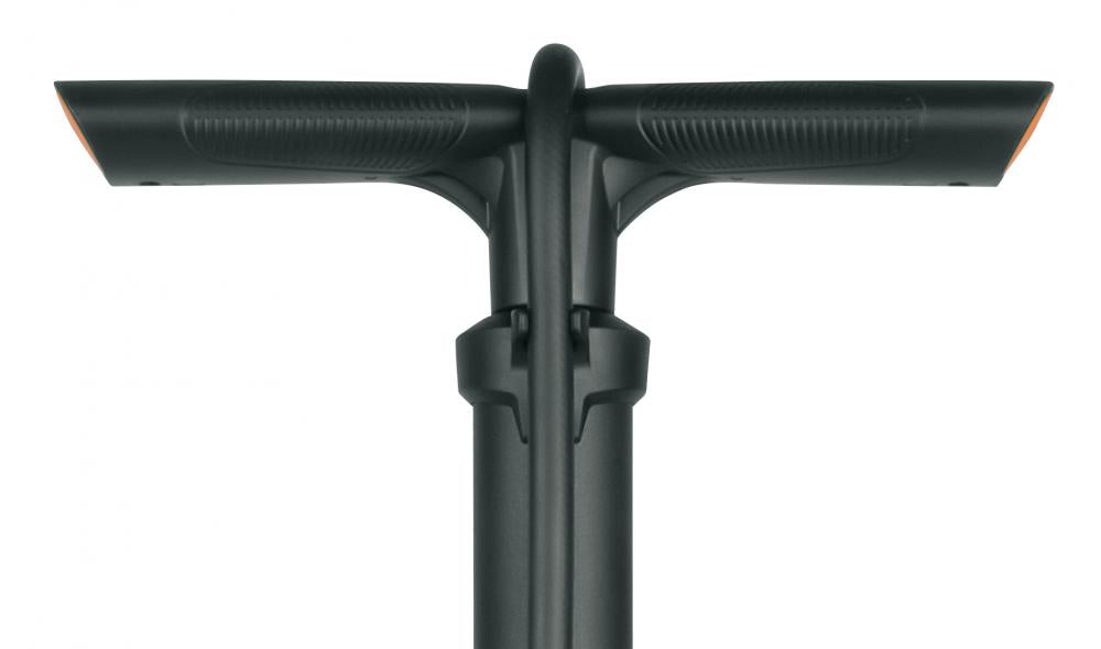 Ergonomischer T-Griff der schwarzen SKS Air-X-Press 8.0 Standpumpe aus Kunststoff in der Nahaufnahme.