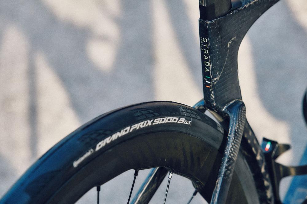 Continental Grand Prix 5000 S TR Tubeless-Ready Fahrradreifen, schwarz, auf Carbon-Rennrad montiert.