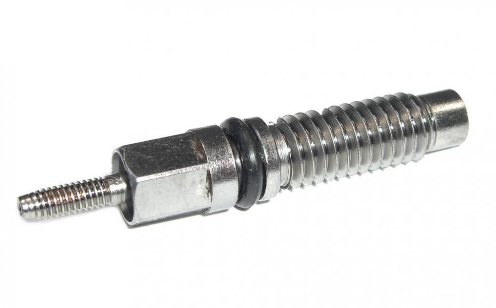 Reverb Remote Verbindungsstück 11.6815.022.030, silbernes Metallteil mit Gewinde und schwarzem O-Ring.