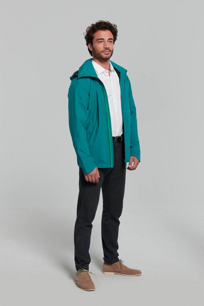Mann trägt Basil Skane Herren Regenjacke teal green, wasserdicht, atmungsaktiv, helmtauglich.