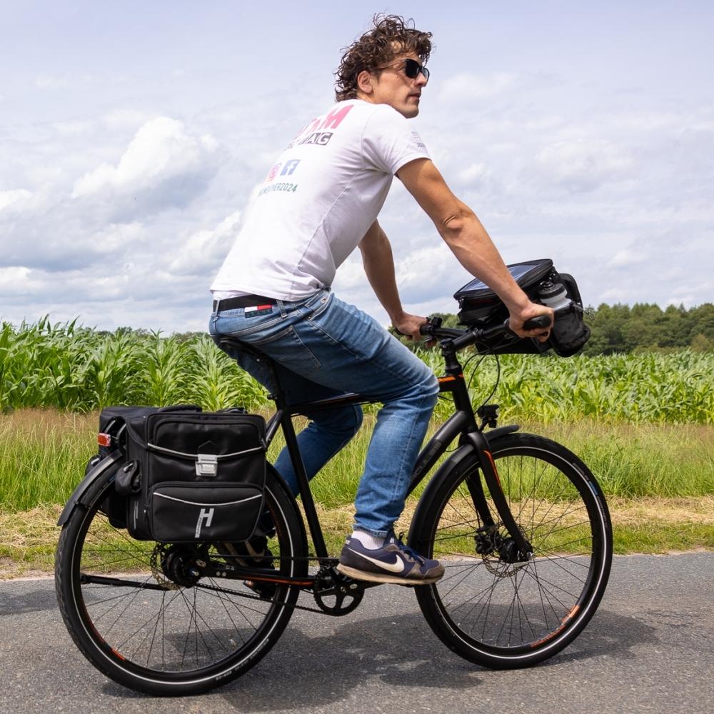 Haberland Doppeltasche 33l Max schwarz montiert an einem Fahrrad-Gepäckträger für viel Stauraum auf einer Radtour.