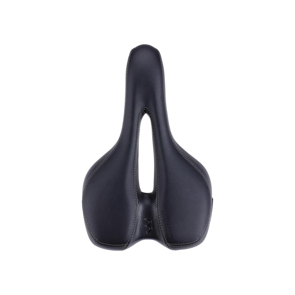 Schwarzer BBB Cycling SoftShape Active Fahrradsattel, komfortabler Tourensattel für aktive Sitzposition.