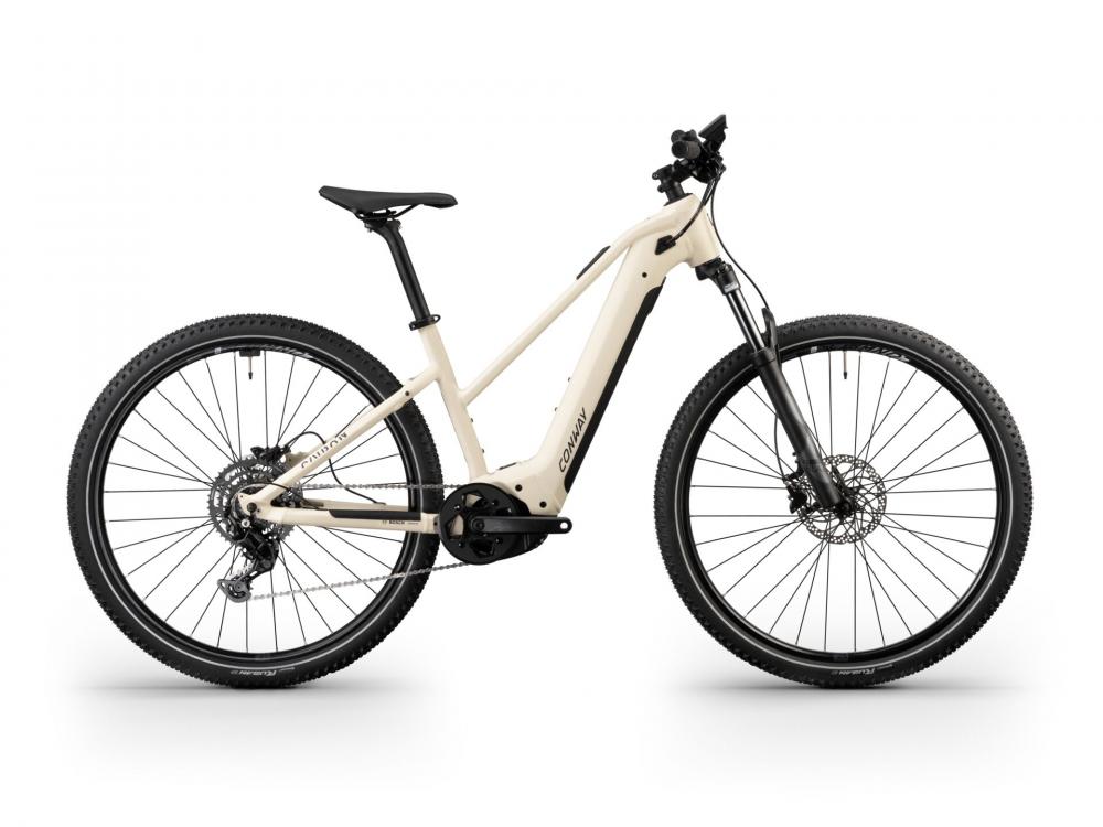 CONWAY Elektro-MTB Hardtail "Cairon S 1.0" (#1), Trapez, 29", ivory matt / black matt, 9-Gang SHIMANO "Cues", 53 cm / XLnnDas Elektro-MTB Hardtail besteht aus einem Aluminiumrahmen. Die Federgabel bietet einen Gabelfederweg von 120 mm. Der Antrieb erfolgt