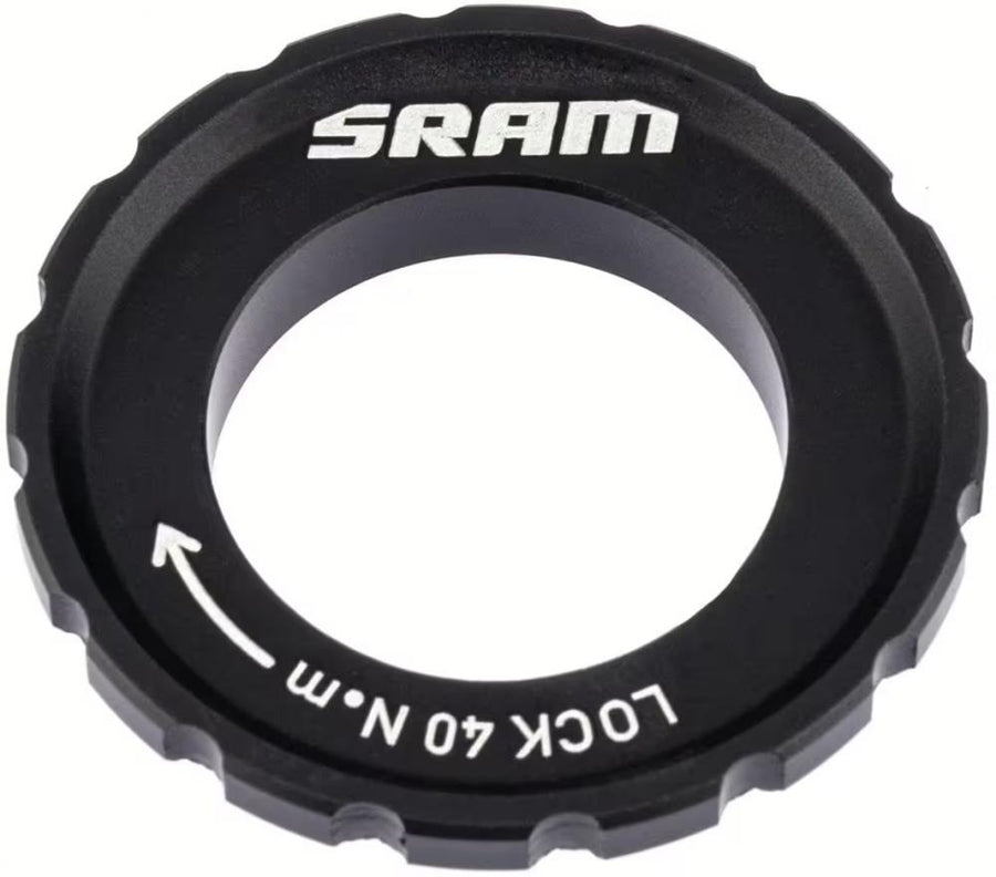 SRAM Centerlockring schwarz für sicheren Halt von Centerlock-Bremsscheiben, 40 N•m Drehmomentangabe sichtbar.