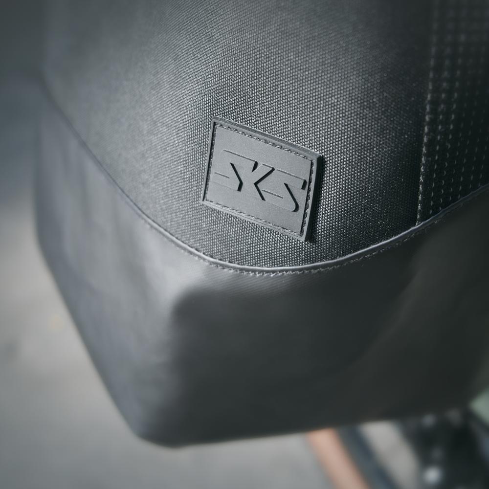 SKS Gepäckträgertasche Germany Infinity Urban Sidebag: 20 Liter wasserdichte Fahrradtasche mit Rolltop - gepolstertem 15 Laptopfach Reflektorstreifen Schultergurt 620x430x170mm schwarz