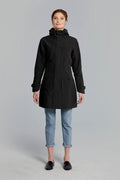 Frau trägt schwarzen Basil Mosse Damen Regenparka Jet Black XL, wasserdicht und atmungsaktiv, mit Kapuze.