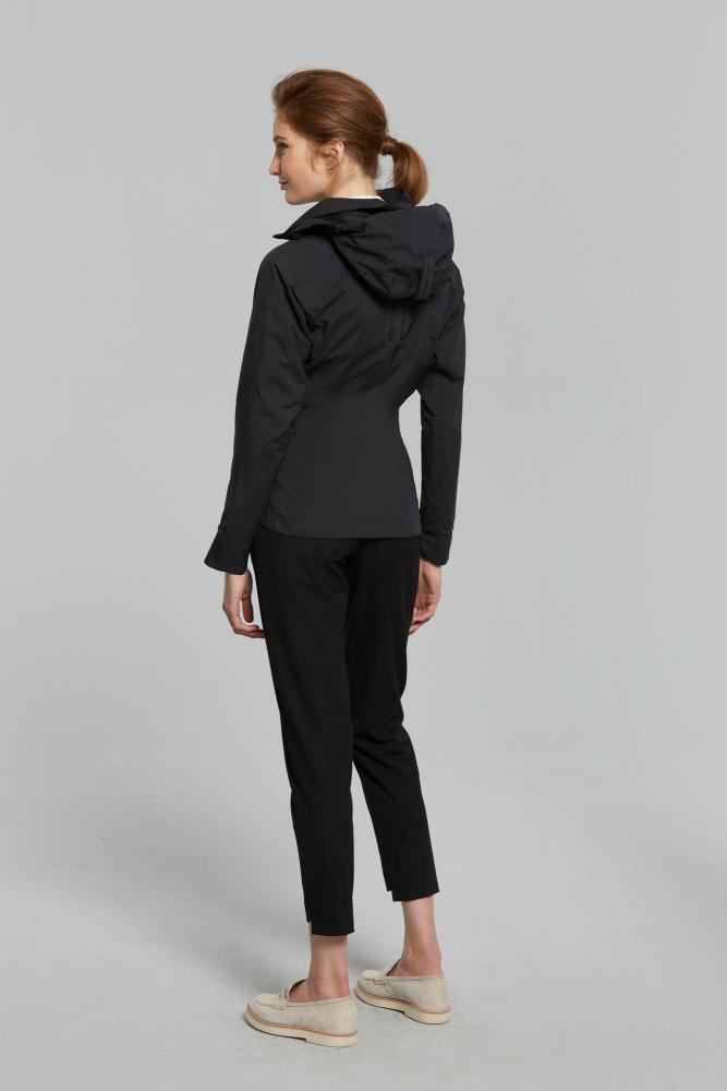 Schwarze Basil Skane Damen Regenjacke S, taillierter Schnitt, atmungsaktiv & wasserdicht, von hinten an Model.