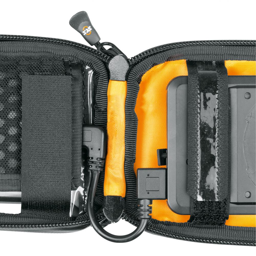 SKS COM/SMARTBAG Innenansicht: Smartphone und Ladekabel sicher verstaut im organisierten wasserfesten Fach.