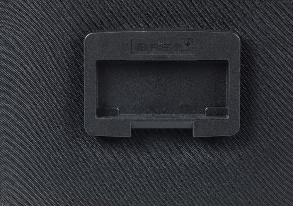 Basil Move Lenkertasche KF schwarz. Nahaufnahme der schwarzen KF-Adapterplatte mit Basil-Logo auf der Tasche.