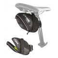 T-One Satteltasche PAC TPU schwarz grün 130x70x140mm am Fahrradsattel befestigt und geöffnet gezeigt.