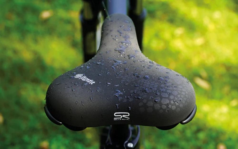 Schwarzer Selle Royal Freeway Fit Relaxed Fahrradsattel mit Wassertropfen für maximalen Komfort bei aufrechter Sitzposition.