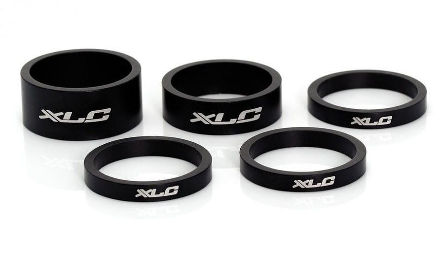 XLC A-Head Spacer-Set AS-A02: Fünf mattschwarze 1 1/8" Fahrrad Spacer in verschiedenen Höhen.