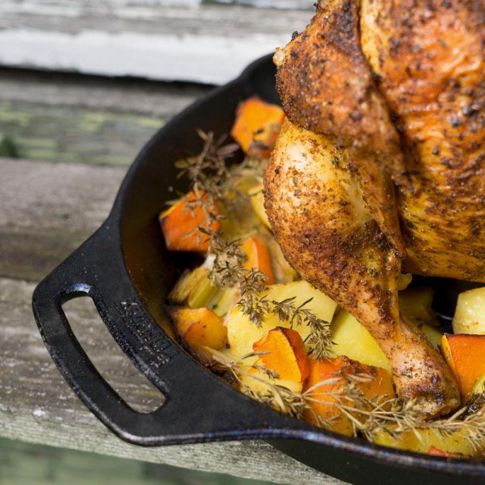 Petromax Gusseiserner Geflügelbräter cf30, Ø30cm, für saftiges Hähnchen oder Ente im Ofen oder Grill, mit Vertiefung für Kräuter, gleichmäßige Hitzeverteilung