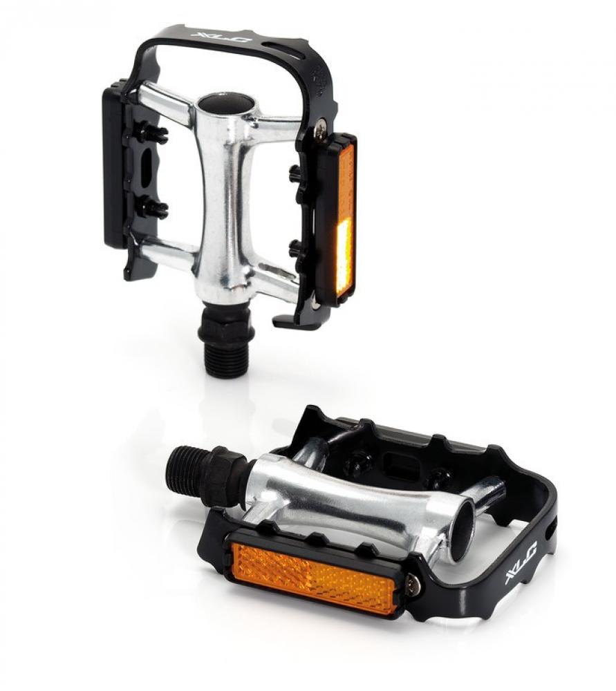 Zwei XLC MTB-Pedale Ultralight PD-M04 in Schwarz/Silber mit orangefarbenen Reflektoren.