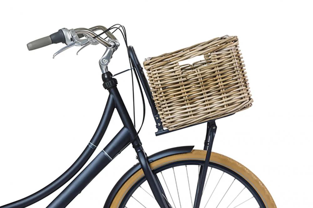 Basil Dax L Vorderradkorb aus grauem Rattan handgeflochten an schwarzem Fahrrad montiert.