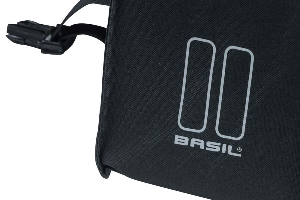 Nahaufnahme schwarzer Basil Urban Load DB Doppeltasche, wasserdicht, reflektierendes Logo und Verschluss, 48-53 Liter.