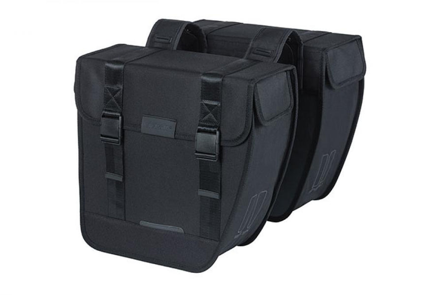 Schwarze Basil Doppeltasche Tour für Fahrräder, 28 Liter Volumen, robuste Doppel-Packtasche mit Schnallenverschluss.