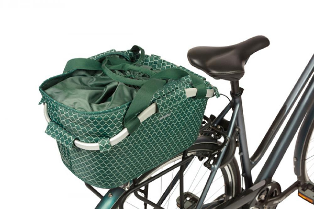 Grüner Basil Flair Carry All M IK Hinterradkorb (22L) mit Muster, Tragegriffen und Kordelzug am Fahrrad.