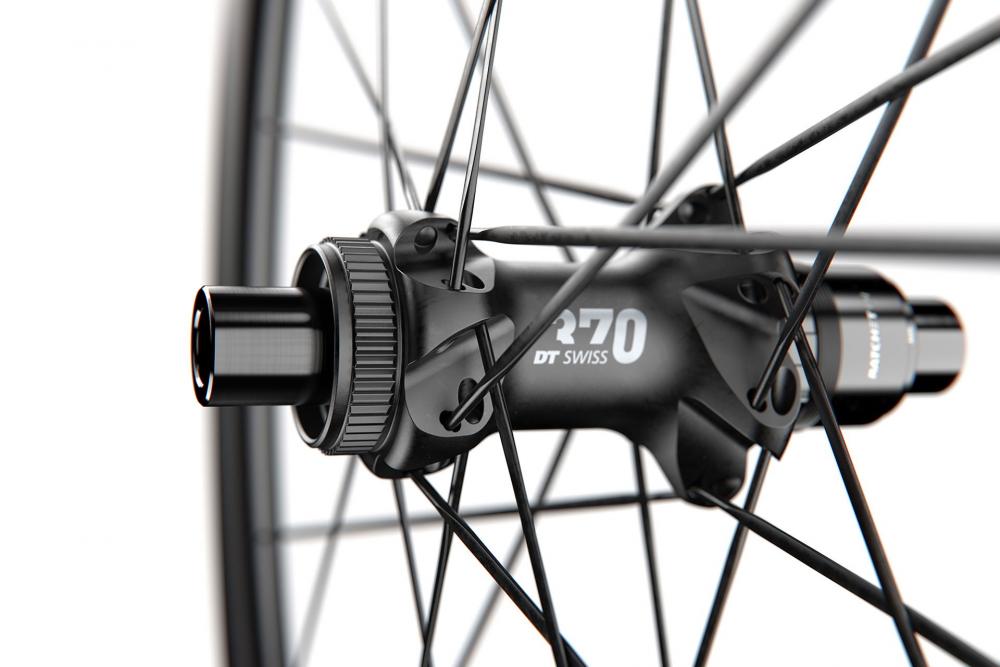 DT Swiss A 1800 SPLINE 29" schwarzes aerodynamisches Disc-Laufrad, Nahaufnahme der Nabe mit Speichen.