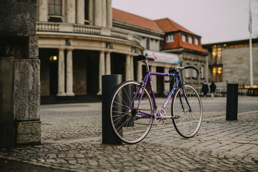 Continental Ultra Sport III 28-622 Rennradreifen faltbar schwarz montiert an einem Rennrad vor einem Gebäude.