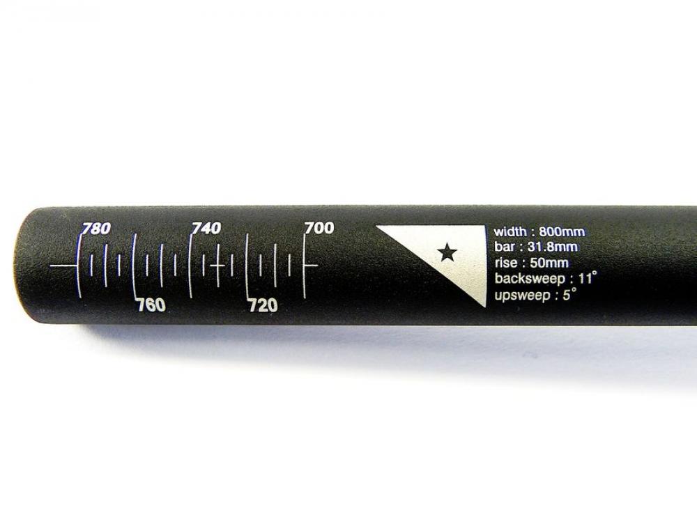 NG Sports Sweepee Riser Lenker in matt schwarz, 800x50mm, 31.8mm, mit Messskala und technischen Daten.