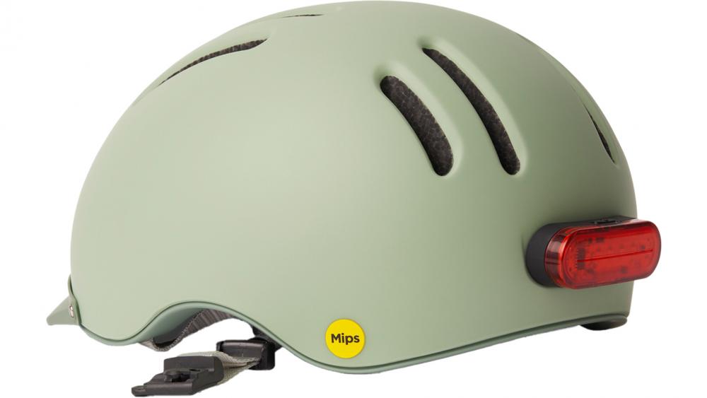 Thousand Chapter MIPS Fahrradhelm, Farbe Desert Sage, mit Belüftung, gelbem MIPS-Logo und integriertem Rücklicht.