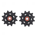Zwei schwarze SRAM Force XPLR AXS 12-fach Schaltrollen mit roten Lagern für präzises Schalten an Gravel-Antrieben.
