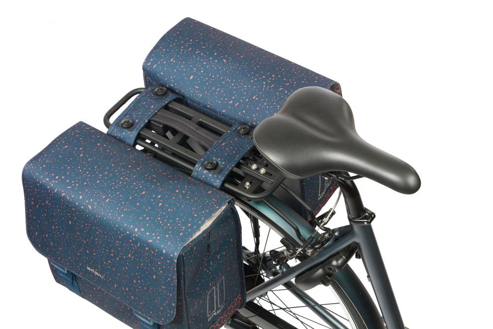Basil Flair MIK Doppelpacktasche 35L Navy am Fahrradheck, wasserdichtes und reflektierendes Fahrradtaschen-Set.