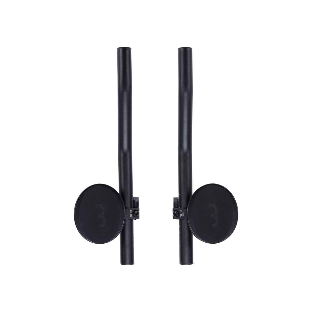 Zwei schwarze BBB AeroLight Triathlon-Lenkeraufsätze 22.2-31.8mm mit Armauflagen für aerodynamische Fahrhaltung.
