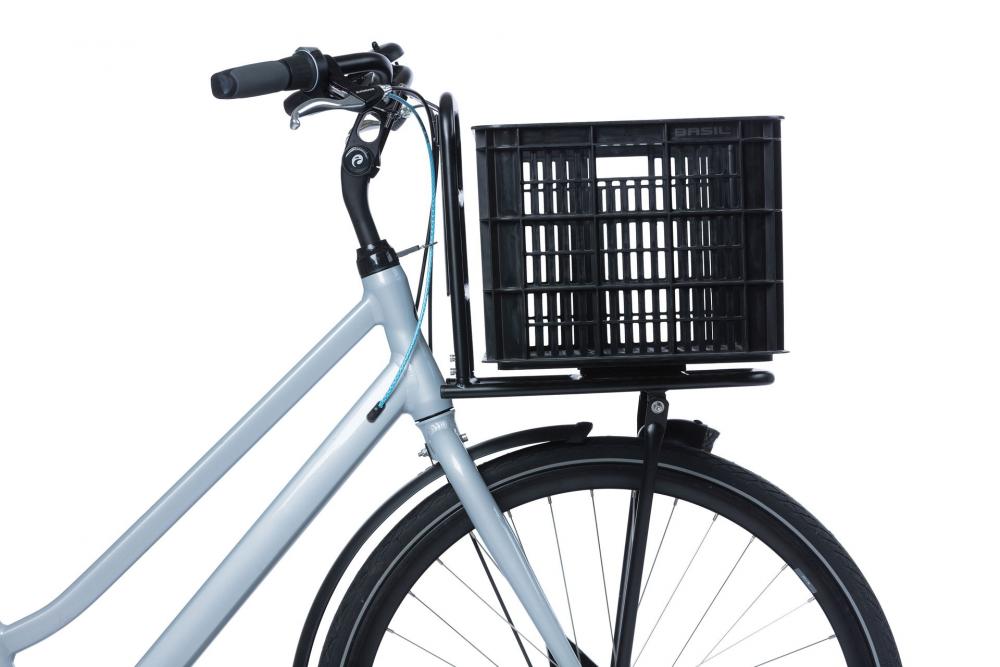 Schwarzer Basil Crate L Transportkorb 40L aus recyceltem Kunststoff auf einem hellblauen Fahrrad montiert.