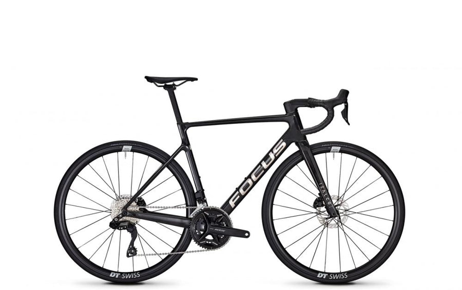 Schwarzes Focus IZALCO MAX 8.8 Carbon Aero Rennrad mit Shimano 105 Di2 und DT Swiss Laufrädern.