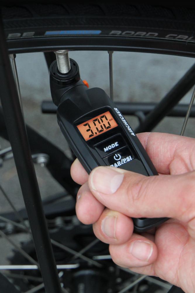 SKS Airchecker II digitaler Luftdruckprüfer für AV/SV-Ventile - 0â10 Bar hinterleuchtetes Display drehbarer Duo-Kopf Druckablassfunktion