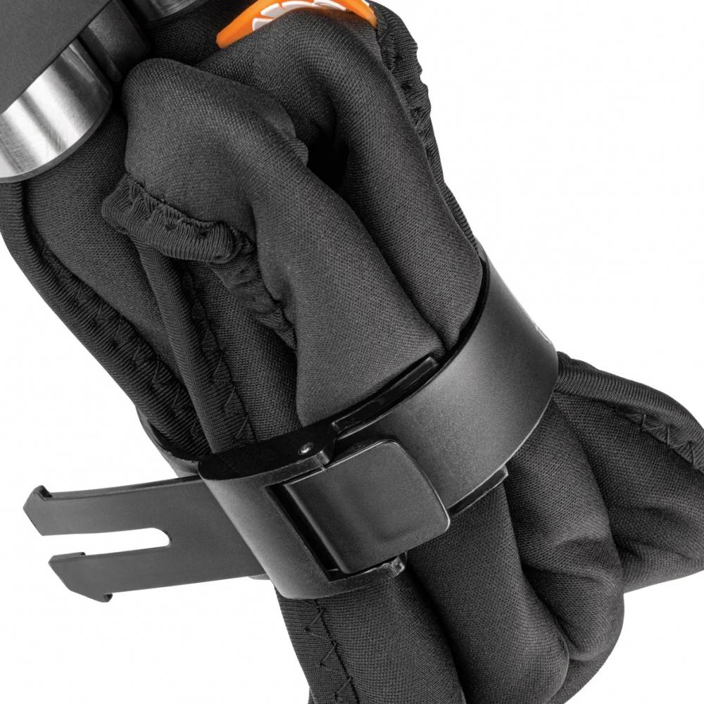 AXA Faltschloss Foldable 8-100, robustes Fahrradschloss mit hoher Sicherheit, am Halter befestigt.