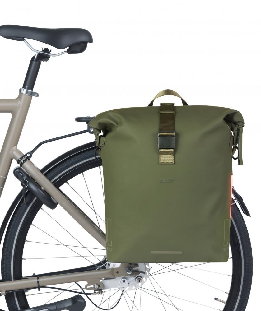Basil SoHo MIK Studs 17 Liter wasserdichte Fahrrad-Umhängetasche - moss green, mit LED & Organizer