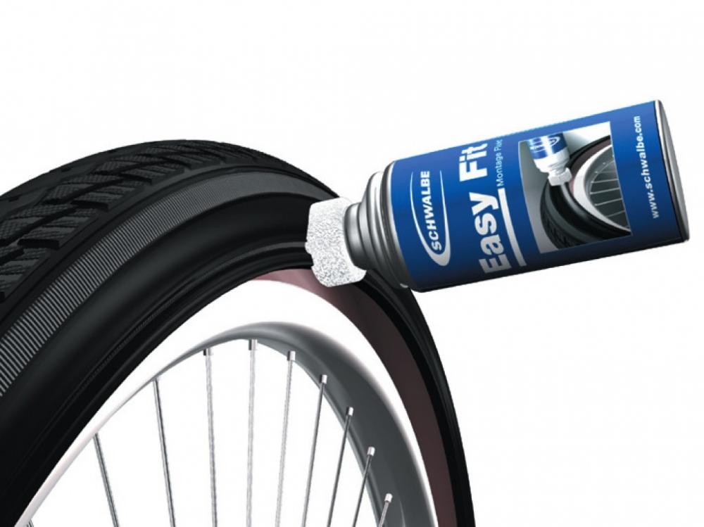 Schwalbe Easy Fit Montagefluid wird auf einen Fahrradreifen aufgetragen.