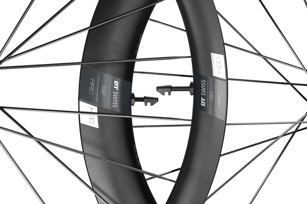 DT Swiss ARC 1400 Dicut Disc Aero-Carbon-Laufräder in Schwarz (38mm & 62mm), leicht & schnell.