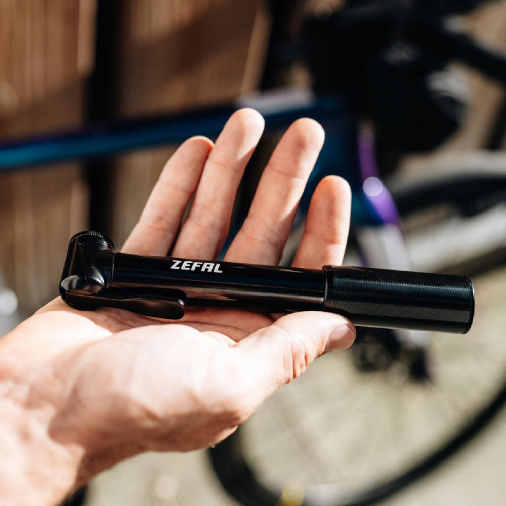 Zéfal Miniluftpumpe Road Micro Schwarz Schwarz - zuverlässige Pumpe für Rennrad & Triathlon
