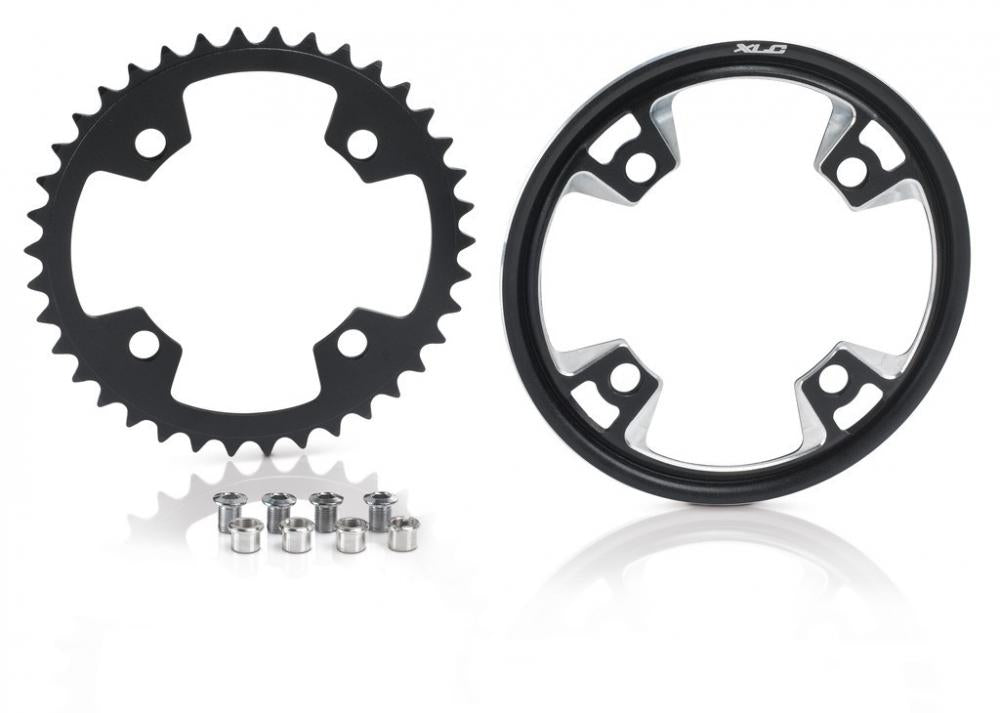 XLC Kettenblatt CR-E02 für BOSCH E-Bike mit Kettenschutzring & Schrauben, schwarz/silber auf weißem Hintergrund.
