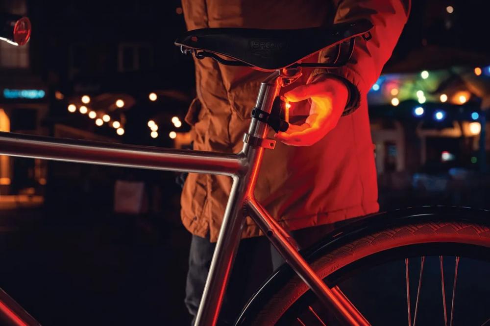 Axa DWN 70 Akku-Beleuchtungsset 70 Lux Schwarz - USB-aufladbar mit Bremslichtfunktion - Fahrradbeleuchtungsset