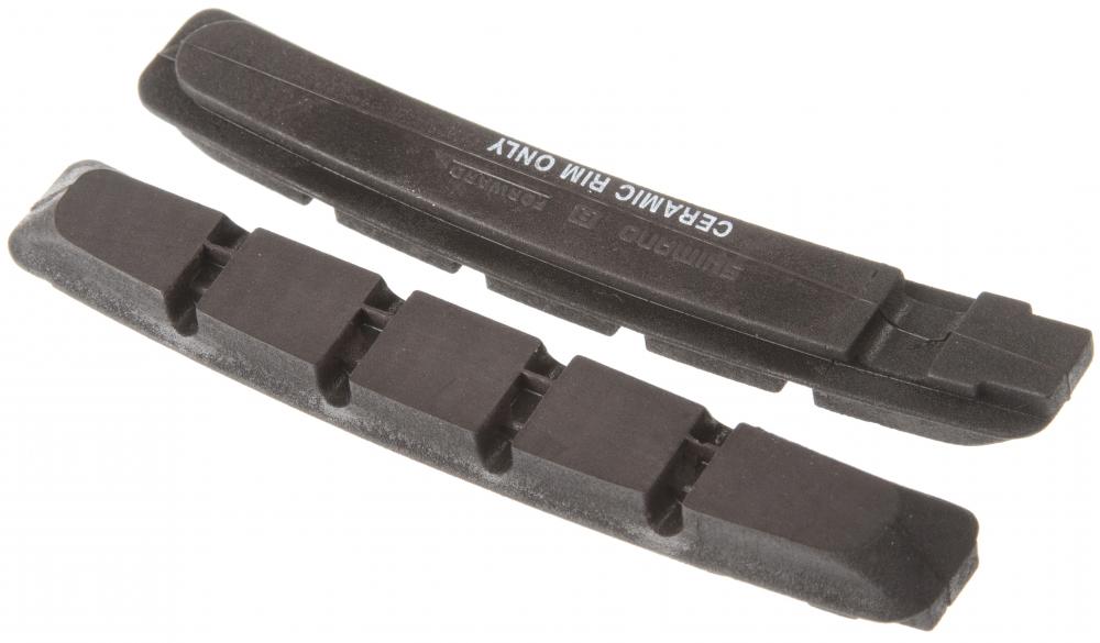 Shimano M70R2 V-Brake Felgenbremsbeläge für Keramikfelgen, zwei schwarze profilierte Bremsbeläge.