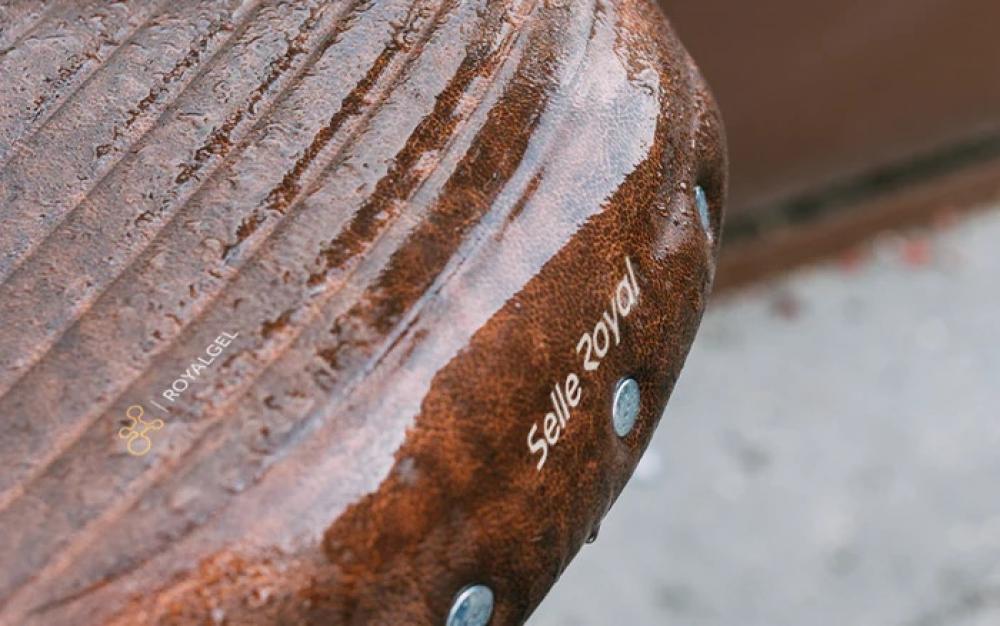 Nahaufnahme eines braunen, wasserdichten Selle Royal Drifter Fahrradsattels mit Royalgel-Polsterung im Vintage-Design.