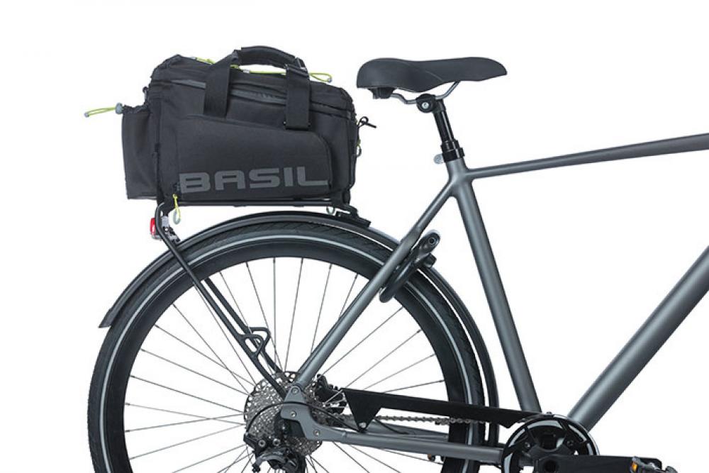 Basil Gepäckträgertasche Miles Trunkbag XL Pro schwarz lime auf Fahrrad-Gepäckträger.
