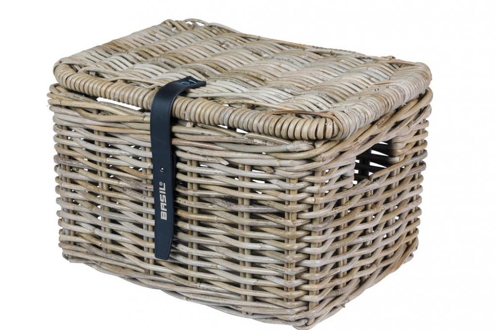 Basil Dax S Vorderradkorb aus grauem Rattan, grobmaschig, mit Deckel.